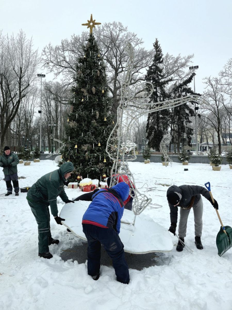 Святкові декорації почали прибирати в саду Шевченка (фото)